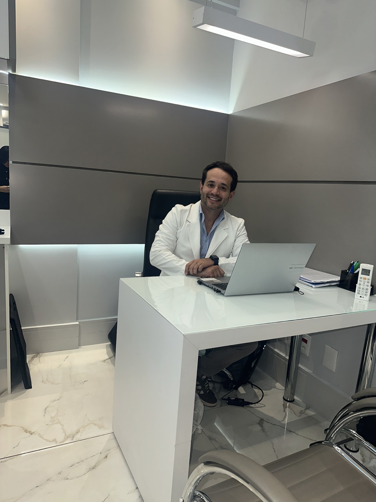 Dr. Juliano Slongo em seu consultório no Jardim Paulista